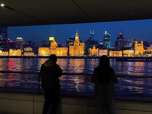上海lalaland...落日长廊美到失语整个外滩和陆家嘴的风景尽收眼底观景台有休息座椅，带杯咖啡慢慢等日落 #机位天才已就位 #这是小说里夜幕下的A市 #机位标签激励计划 #感受下魔都繁华的夜景吧