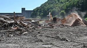 🔧 Big upgrades at Mount Morris Dam! Crews are preparing to replace the bulkhead guides, a key safety feature untouched for 70 years. With debris cleared and a temporary cofferdam in place, this work keeps the dam ready to protect communities for years to come. 💧 #USACE #DamSafety #BuffaloDistrict #FloodControl | US Army Corps of Engineers, Buffalo District