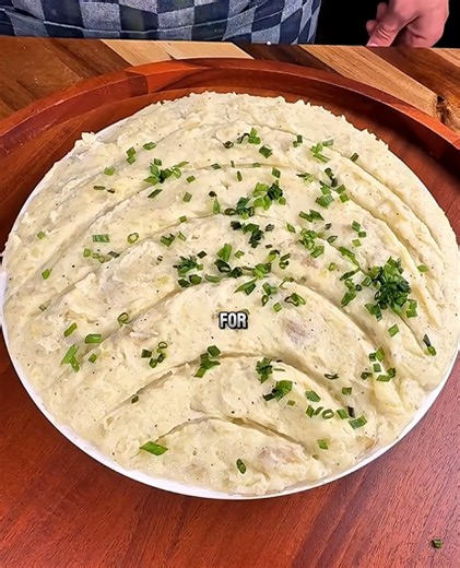 Not your dad’s Thanksgiving mashed potatoes 🥔🔥🤨 smooth, creamy, and absolutely leveled up 🤤💀
