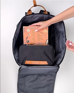 Ok real talk: this backpack saved me at the airport. 👉 Vacuum compression = I packed way more without paying for checked bags. 👉 180° lay-flat = finally see chargers, snacks, clothes all in one glance. 👉 Hidden anti-theft pocket = passport safe. 👉 Water bottle pockets key leash = no fumbling around. The straps are comfy, it’s water-resistant 💦, and it even slips onto my suitcase handle. Basically… it’s everything I wanted in a travel backpack. But heads up: people are grabbing these like cr