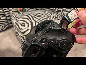 How to insert or extract a memory card from a Canon 80D SLR Camera