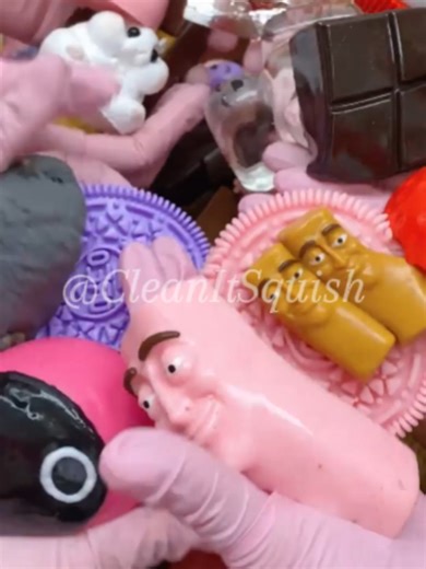 🎨🫧 Press. Mix. Flow. Many shapes, one calm… 👀 This Mixed Squishy Toys set turns variety into pure serenity. Each slow press folds a different texture 🫧💨 — round, flat, soft, dense — all sinking gently before rising back together in a smooth, rhythmic flow. It’s colorful, balanced, and deeply soothing — like watching chaos melt into harmony. 😌✨ Bright colors meet soft pastels, glossy surfaces meet matte finishes. 🎥💫 Highlights travel across every shape, bouncing from one texture to anothe