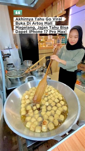 KULINER MAGELANG & SEKITARNYA on Instagram: "MBAK MBAK MAGELANG INI JUAL TAHU YANG VIRAL DI ARTOS MAGELANG, JAJAN TAHU BISA DAPAT IPHONE 17 PRO MAX 😍🤩 Selain bisa dapetin tahu kriuk gurih dengan ceplusan cabenya, jajan di @tahugoid bisa berkesempatan dapetin IP gaes. Tinggal gosok dan scan barcode di boxnya dan registrasi, siapa tau ip 17 pro max jadi rejeki 😍🤩 📍 @tahugoid ⏰️ 10.00 - 21.00 (Setiap Hari) 🌐 Gmaps "Artos Mall Magelang" 🏡 Mertoyudan, Magelang"