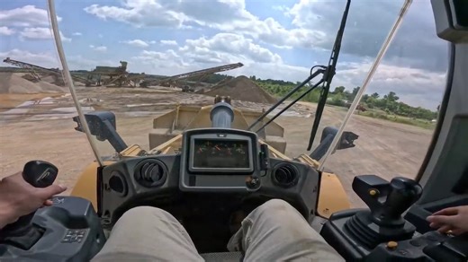 CAT 972M 堆料机 57 型装载机。