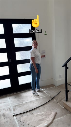 ✍️ Start picking out your New Home Selections with my Home Building Checklist at BuilderBrigade.com This amazing entryway ceiling was awesome to see in person. What a way to walk into your house. What are your thoughts? Do you like this kind of thing? #BuilderBrigade #homebuildingtips #homebuilding #NewConstruction #customHome #HomeBuildingChecklist #entryway #ceilingLED | Builder Brigade