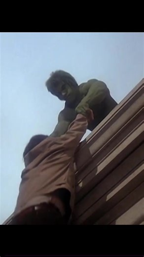 O Incrível Hulk - Hulk salva homem na sacada de igreja… #hulk #oincrivelhulk #series #netflix #serie