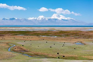Mapam Yumco Lake in southwest China's Xizang Autonomous Region is considered one of the three sacred lakes in Xizang. Here, we offer you a stunning view of the sunrise over the Lake. #xizang #Chinatravel #beautiful #nature #highland #lake #scenery | romanticplus