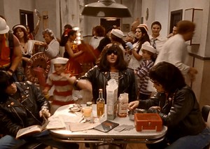 E essa homenagem do Blink-182 ao Ramones?! 😱❤ Blink lançou hoje o clipe da inédita "DANCE WITH ME" e celebrou a música punk com uma homenagem ao Ramones, reenceando vídeos clássicos da banda dos anos 70/80! 🤘 #102ponto3 #blink182 #ramones #dancewithme #musica #rock | 102.3 FM