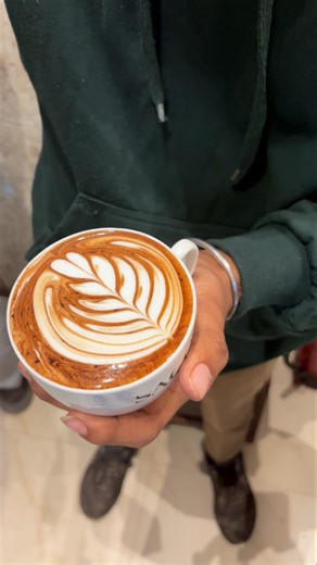 Latte Art Diagnostics: Troubleshooting Common Pouring Mistakes in Real-Time#coffee #barista #shorts