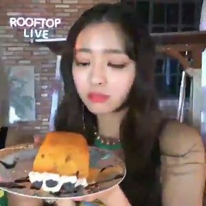 the story of yuna and her upside down cake ≧∇≦ she said that it was planned and is called birds without wings. BUT LOOK AT HER FACE AT THE END, SHE LOOKED SO SAD OWO. GIRL RYUJIN COULDN'T STOP LAUGHING | ITZY Yuna