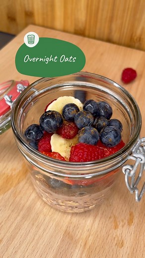 Overnight Oats: Ein schnelles und gesundes Frühstück für jeden Morgen! 🌟🥄 Diese cremigen Haferflocken sind nicht nur lecker, sondern auch super nahrhaft! 📋 Zutaten für 1 Portion: 50 g Haferflocken 120 ml Hafermilch oder Wasser 0.5 TL Chiasamen 0.5 TL ungesüßtes Kakaopulver 1 Banane 1 Handvoll Heidelbeeren 1 Handvoll Himbeeren 👨‍🍳 Zubereitung: Alle Zutaten bis auf das Obst in ein Glas geben und gut vermischen. Über Nacht im Kühlschrank ruhen lassen. Am nächsten Morgen einfach genießen – perf