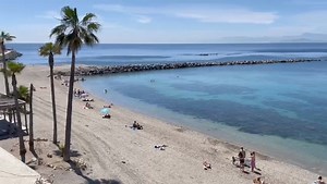 ¡Así brillan las aguas de Ceuta desde la Playa de La Ribera este sábado! Turistas y caballas han sacado los primeros 'estrenos' del armario de verano para este soleado día de 'finde' en la Perla del Mediterráneo ☀️😎👏 | El Pueblo de Ceuta