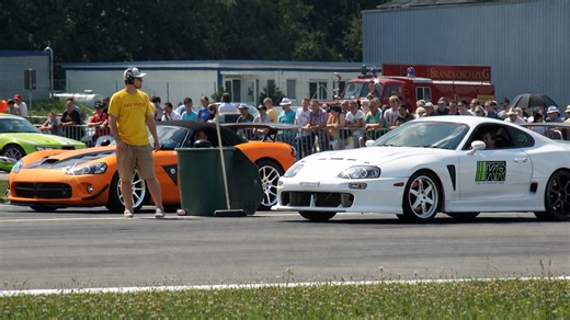 Toyota Supra Turbo faces Dodge Viper in drag race