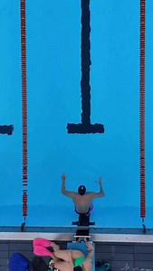 🔥 Pourquoi les éducatifs sont indispensables en natation ? En crawl, tu ne peux pas progresser en faisant uniquement des longueurs complètes. Ce qui fait la différence, c’est le travail en éducatif, où tu isoles un détail technique pour le perfectionner. 👉 Exemple d’exercice : • Un bras reste allongé devant en position de glisse. • L’autre bras effectue uniquement la récupération aérienne, lentement et en contrôle. • On se concentre sur : la trajectoire, le coude haut, et surtout le relâchemen