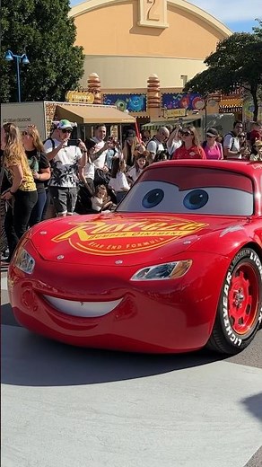 👀 Cars rides and Lightning McQueen appearance at Disneyland Paris Pixar