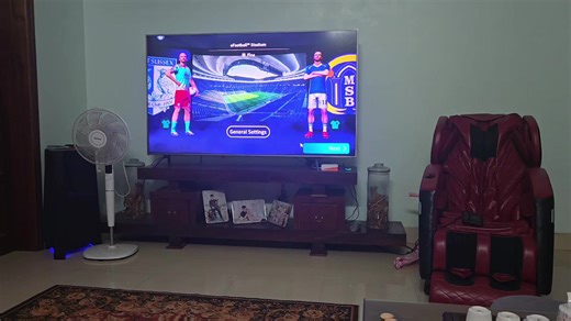 Chơi PES Mobile Trên Màn 82 Inch Với Box Game Mới