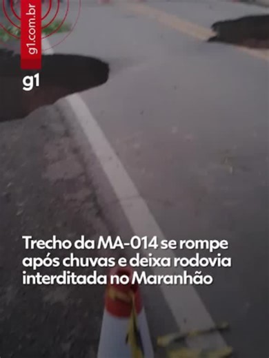 Interior do Maranhão - Um trecho da rodovia MA-014 rompeu na manhã desta segunda-feira (4), no povoado Bacurizeiro, em Viana, no interior do Maranhão, após fortes chuvas na região. Com isso, a via foi interditada e o tráfego ficou totalmente interrompido entre Viana e Matinha. Um vídeo gravado por um morador mostra o momento em que parte da estrada cede e desaba, abrindo uma cratera e cortando a rodovia ao meio. O trecho já estava interditado desde a noite de domingo (3), após a identificação de