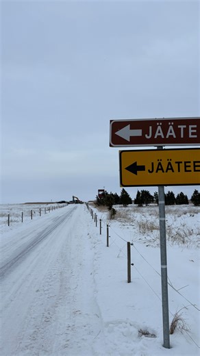 Jäätee on paradoks. Ta ühendab, aga on habras. Ta on kindel, aga ajutine. See meenutab seda et, kui sageli me ootame “täiuslikke tingimusi”. Veel natuke timmimist. Veel natuke kindlust. Aga äkki see hetk ongi praegu. Kui Sa ei kardaks eksida, siis millise “jääsõidu” Sina kohe teeksid? 🥶❄️🧊⛸️🚙🏎️🏁 #visithiiumaa #jäärada# #visitsaaremaa #iceroad | Kristina Halla