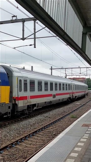 NS Vectron with IC Berlin passing through Amsterdam Muiderpoort ( 872 )