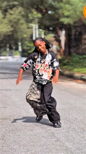 Annabel Nna on Instagram: "Vibes choke normally 💯💯🔥🔥🔥 @teee.dollar #dancer #dancechallenge #dance #explore #fyp"