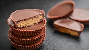 Weird History Food: The Series S04:E08 - Halloween Candy / Razor Blades in Apples