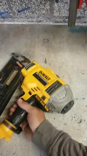 DeWalt DCN692 Nail Gun Troubleshooting: Light Flashing Issue