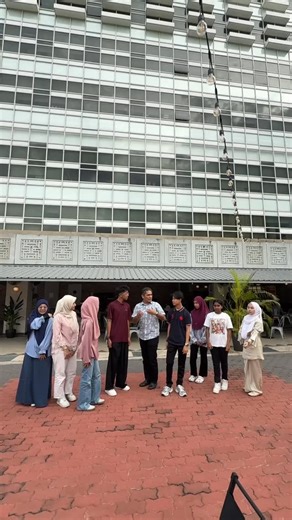 Dr. Radzi Jidin on Instagram: "Baru-baru ini santai bersama pelajar SPM 2025 Putrajaya! Seronok mendengar perancangan dan cita-cita masing-masing untuk melangkah ke fasa seterusnya dalam dunia pendidikan. Sudah buat pilihan UPU? Ingat, permohonan dibuka hingga 23 Mac 2026. Boleh semak dan mohon di: https://upu.mohe.gov.my/ Nasihat saya supaya teliti setiap program yang dipilih, pertimbangkan minat dan kekuatan diri, serta fikirkan hala tuju jangka panjang. Jangan takut bertanya kepada guru, kaun