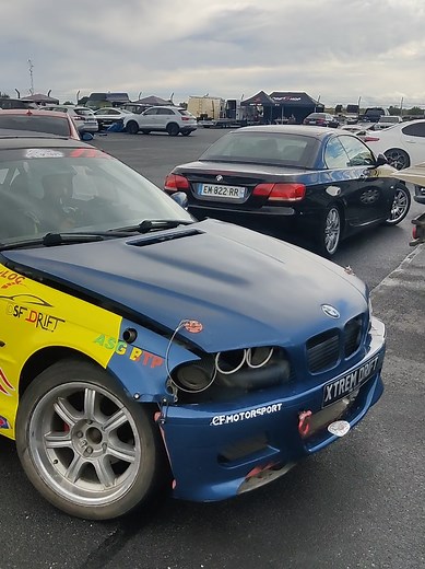 Au circuit de la Ferté gaucher on trouve des grosses voitures ! pendant les journées drift le public est accueilli gratuitement et vous pouvez venir voir toutes les bmw et les quelques jdm présente pour la journée ! La plupart c'est du drift loisirs mais certains sont là pour s'entraîner avant les compétitions !