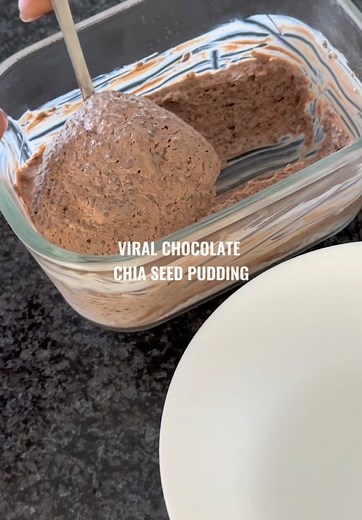 VIRAL CHOCOLATE CHIA SEED PUDDING This recipe got over 12 million views so naturally, I had to give it a go. After making this, I can definitely understand the hype. It not only tastes amazing, but it’s also loaded with protein, healthy fats and nutrients. This makes it the perfect breakfast or snack if you have a fitness or fat loss goal. The combination of protein, fats and fibre will help to keep you feeling fuller and more satisfied for longer which, when dieting, is essential. What you’ll n