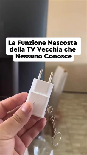Infotech Tutoriales on Instagram: "Parliamo di una funzione nascosta presente anche sulle TV più vecchie che quasi nessuno conosce. Mostriamo come trasformare una TV vecchia in Smart TV utilizzando semplicemente un cavo USB e il telefono. Spieghiamo come collegare il telefono alla porta USB della TV, accedere al sito Infotec Tutoriais e installare un sistema che rende la TV vecchia completamente Smart, mantenendo la compatibilità con il telecomando originale. #TVVecchia #SmartTV #TrucoTV #Funzio