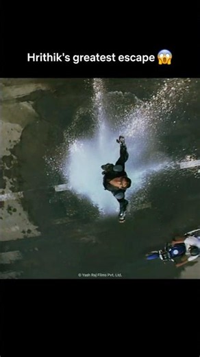 #HrithikRoshan Pulls Off The Most ICONIC Escape Ever 😮‍💨🔥 #Dhoom2 #ActionThriller