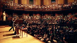 Get A Front Row Seat In Harvard's Largest Class With The Magic of Virtual Reality
