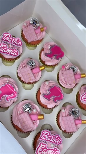 Xochilt 🍓🍭 on Instagram: "Watch me decorate 1 dozen custom Barbie theme cupcakes 🧁✨💗 these cupcakes have custom toppers with glitter, mini chocolate bar, fondant lipstick & nail polish with gold lust 💅🏻 #barbie #barbietheme #barbiecupcakes #cupcakedecorating #cupcakes #cupcakegram #cake #cakesofinstagram #miamicakes #miamicupcakes #miamifoodie #xtsweets_ #explore #explorepage #sweets #smallbusiness #cakedecorating #cakedecorator #cakesofinstagram #cupcakelover #cupcakeart #miamicupcake"