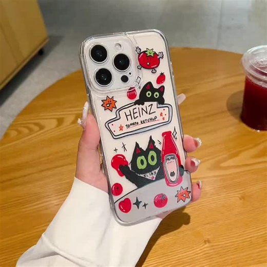 Funda de Gato Negro Doodle con Etiqueta de Ketchup Heinz | Estilo Kawaii y Divertido | Base Transparente que Muestra el Color Original | Protección Anti-Caídas Resistente | Compatible con iPhone 11, 12, 13, 14, 15, 16, 17 (Pro / Pro Max / Plus) | Para Ama
