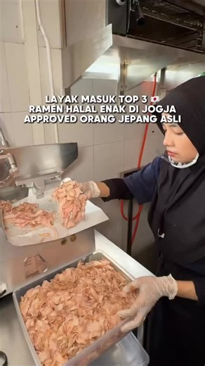 JOGJA | YOGYAKARTA on Instagram: "Di Jalan Kaliurang KM 11, ada spot makan yang katanya dapet rating nyaris sempurna di Google dan ternyata emang se-worthy itu! @Moufu.id , “adik” dari @roka.id, punya ramen dengan kuah yang dimasak selama 8 jam, plus topping melimpah dan aroma khas dari daging asap yang dibakar pakai kayu apel khusus. Auto bikin nagih! 🍜 Video: @melipirkulineran"