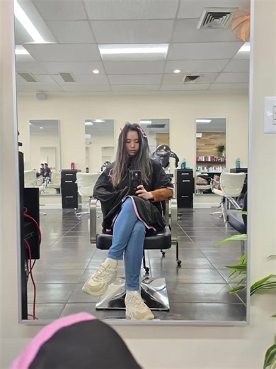 미국사는 아줌마. 미국에서 처음으로 미용실 다녀온 기념으로 남겨봅니다.ㅋ 발레아쥬는 한국에서도 40만원 줬는데, $330에 팁 $60 주고 왔으니 나쁘지 않은 듯 하네요. 첫 릴스라서 많이 부족한데 그래도 재미있네요. #미국생활 #미국아줌마 #미국미용실