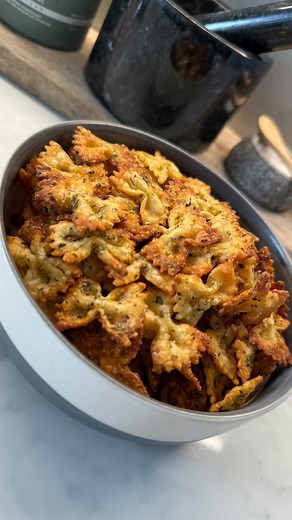 1.2M views · 4.8K reactions | Cheesy Garlic Pasta Chips 朗 A tasty...