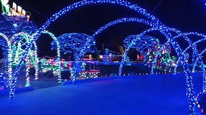 #PrestonHouse2020 ~ Kingman 🎄 The house that was showcased in 2016 on ABC is at it again with another impressive light show. Over 300,000 lights blast the Christmas spirit into the night sky over Kingman. Lots of new displays and sections have been added over the years. Can you spot what’s new this year? 📍Address: 661 Shadow Mountain Dr, Kingman, AZ 86409 📻 Tune in to: 90.1FM for the music that the lights play to. #TheBeeChristmasIsInTheAir | The Bee