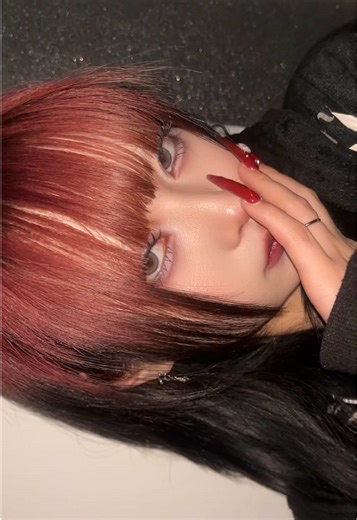 強い女が見せる魅力的なメイク動画