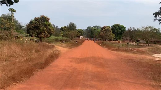 De Kaga-Bandoro à M’Brès, chef-lieu de la préfecture de la Nana-Gribizi situé à près de 90 kilomètres, les populations se sont massivement mobilisées pour réserver un accueil chaleureux, digne et responsable au messager du candidat du Mouvement Cœurs Unis (MCU), Monsieur Thierry Ouambeti, accompagné de la délégation du MCU de la Nana-Gribizi. Cette forte mobilisation populaire témoigne une fois de plus de l’adhésion profonde des populations aux idéaux de paix, de stabilité et de développement po