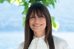 Caroline de Maigret, 50 ans, mise sur un look "à la Française" très élégant pour élancer sa silhouette au défilé Chanel
