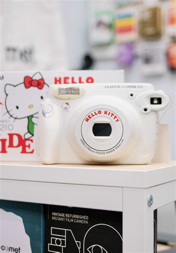 A Hello Kitty Instax Wide camera? Yes please! 🥰 Who could ever say no to this cutie? 🎀📸 #THECOMET #toronto #photobooth #peelapart #camera