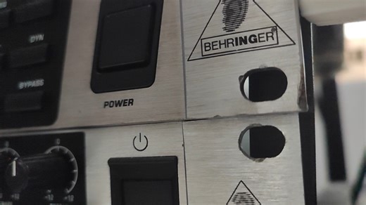 麻手的原因找到了，似乎是Deq2496的电源出故障了。