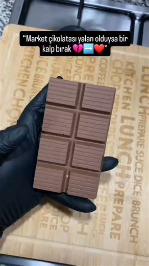 Melvee Isparta butik çikolata on Instagram: "“Sessiz ama iddialı… Her karede emek, her kırıkta mutluluk 🍫 Fazlalık yok, abartı yok. Sadece gerçekten sevenlere göre ✨ Peki söyle bakalım 👇 Bu çikolata sence yeterince cazip mi? 💭"