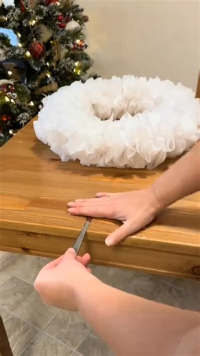 The creative nest on Instagram: "The easiest bow ever!✨🎀 Save this trick! #bowtutorial #giftwrappinghack #easydiy #holidayideas #diybow"