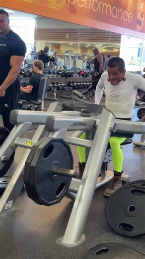 Now that is how you do some proper machine dips! #elcampeon #bodybuilding #larrywheels #liftoff #mogged