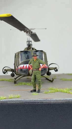 1/35 UH-1 Huey Pilot in Vietnam War | Academy Model