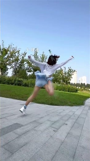 Singly soaring in the skies with jianzhi shoes by Fanjian little moon loves kicking jianzhi