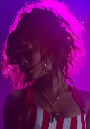 Rihanna's Performance of 'What's My Name?' Live