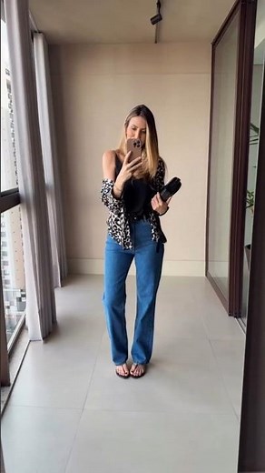 El Animal Print Que Se Lleva Abierto Sobre Negro y Vaquero de Tiro Alto #fashiontrends #outfitideas